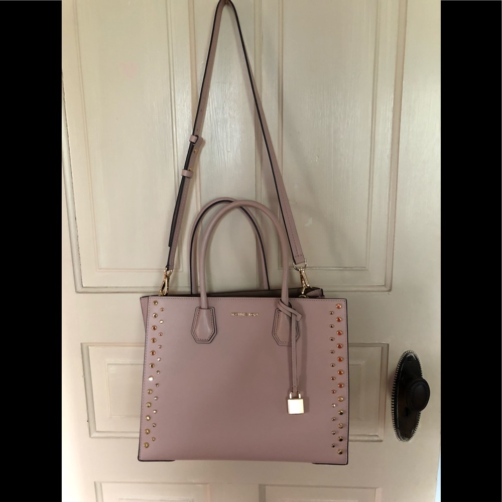 MK tote and crossbody gold hardware beautiful bag.